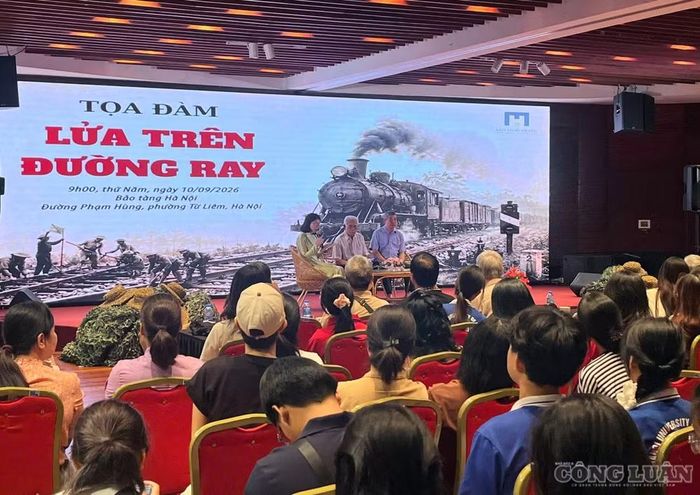 Quang cảnh tọa đàm “Lửa trên đường ray”.