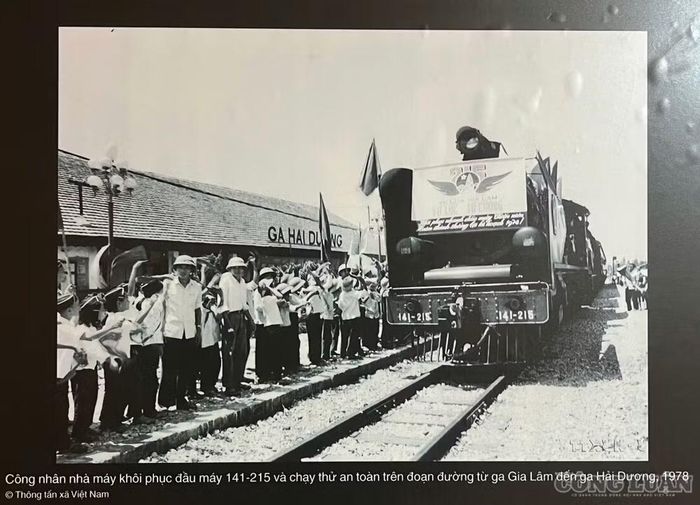Công nhân nhà máy khôi phục đầu máy 141-215 và chạy thử an toàn trên đoạn đường từ ga Gia Lâm đến ga Hải Dương, năm 1978.