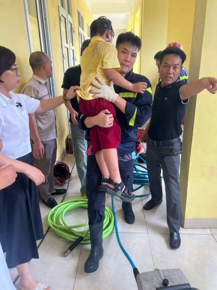 Cháu bé được lực lượng cảnh sát giải cứu ra ngoài an toàn sau 30 phút - Ảnh: Công an Ninh Bình