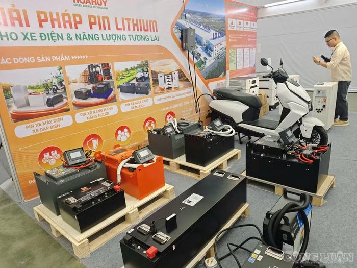 Các giải pháp lưu trữ năng lượng được mang đến triển lãm, góp phần vào việc chuyển đổi và tiết kiệm năng lượng. Ảnh: Thu Ngân.