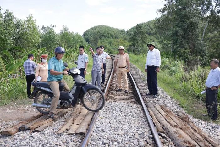 Đoàn kiểm tra liên ngành tiến hành kiểm tra, rà soát và lập biên bản các trường hợp có lối đi tự mở tiềm ẩn nguy cơ gây mất an toàn giao thông trên tuyến đường sắt Bắc – Nam đi qua địa bàn các xã, phường của tỉnh Gia Lai - Ảnh: Phòng CSGT Công an tỉnh Gia Lai