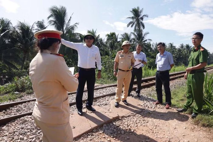 Đoàn kiểm tra liên ngành tiến hành kiểm tra, rà soát và lập biên bản các trường hợp có lối đi tự mở tiềm ẩn nguy cơ gây mất an toàn giao thông trên tuyến đường sắt Bắc – Nam đi qua địa bàn các xã, phường của tỉnh Gia Lai - Ảnh: Phòng CSGT Công an tỉnh Gia Lai