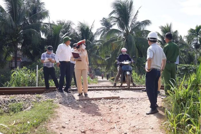 Đoàn kiểm tra liên ngành tiến hành kiểm tra, rà soát và lập biên bản các trường hợp có lối đi tự mở tiềm ẩn nguy cơ gây mất an toàn giao thông trên tuyến đường sắt Bắc – Nam đi qua địa bàn các xã, phường của tỉnh Gia Lai - Ảnh: Phòng CSGT Công an tỉnh Gia Lai