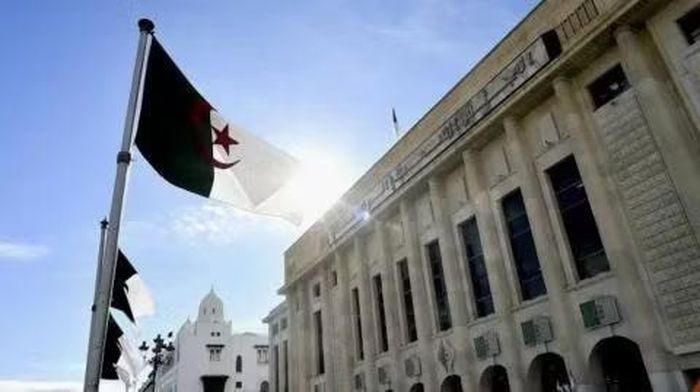 Lá cờ Algeria tung bay. Ảnh: GI