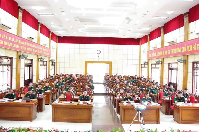 Đông đảo cán bộ, chiến sĩ Lữ đoàn 72, Binh chủng Công binh tham dự buổi truyền thông về tác hại của thuốc lá. (Ảnh: Công Hoán).