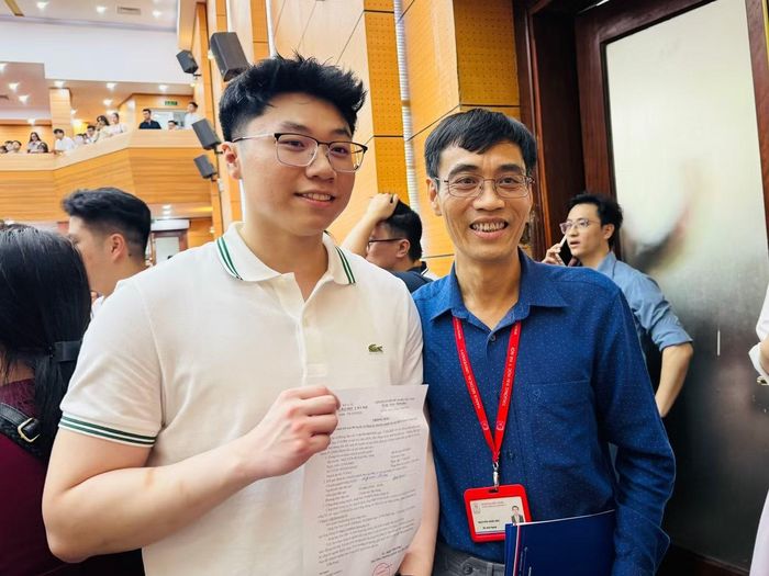 PGS Nguyễn Hoài Bắc (người đứng bên phải), ngành Ngoại khoa, Trường ĐH Y Hà Nội cùng học trò “cưng” Nguyễn Bùi Quốc Anh tại Match Day 2026. Ảnh: Nghiêm Huê