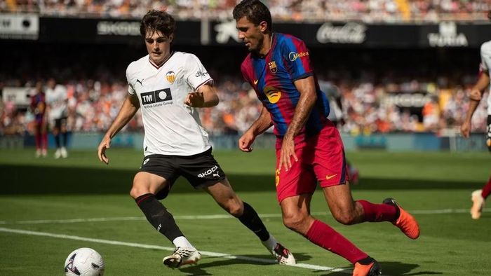 Rodri trong trận đấu với Barca