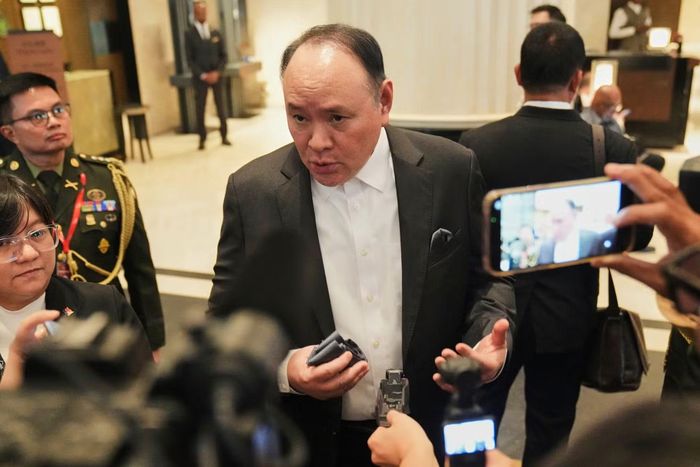 Bộ trưởng Quốc phòng Philippines Gilberto Teodoro trả lời báo chí tại Singapore ngày 29/5. (Ảnh: AP)