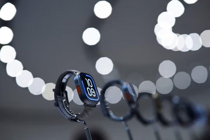 AirPods và Apple Watch mới. (Ảnh: Reuters)