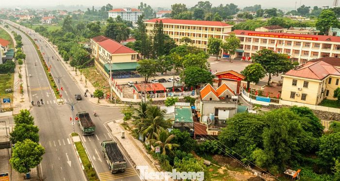 Ông Nguyễn Văn Bắc, Chủ tịch UBND phường Quảng Yên xác nhận với phóng viên Báo Tiền Phong về thực trạng trên trên địa bàn. Tuy nhiên, ông Bắc cho biết tuyến đường 331B do thành phố quản lý, phường chỉ có nhiệm vụ đảm bảo an ninh trật tự tại khu vực các cổng trường. Ông Bắc thông tin thêm dù xe chạy dọc qua địa bàn phường Quảng Yên nhưng điểm cuối những chiếc xe tải chở đất chạy đến đổ lại là các dự án nằm trên các phường, xã khác thuộc thành phố Quảng Ninh. "Chúng tôi đã có kiến nghị với cơ quan chức năng thành phố và lực lượng CSGT về tình trạng trên", ông Bắc nói.