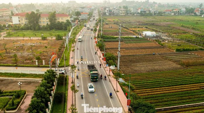 "Mỗi buổi sáng đạp xe đi học em cảm thấy sợ vì những chiếc xe này chạy tốc độ rất nhanh, thậm chí có nhiều lúc còn lấn làn, vượt ẩu ở trên đường. Em thường phải đi nép vào sát vỉa hè nhưng vẫn rất sợ ".