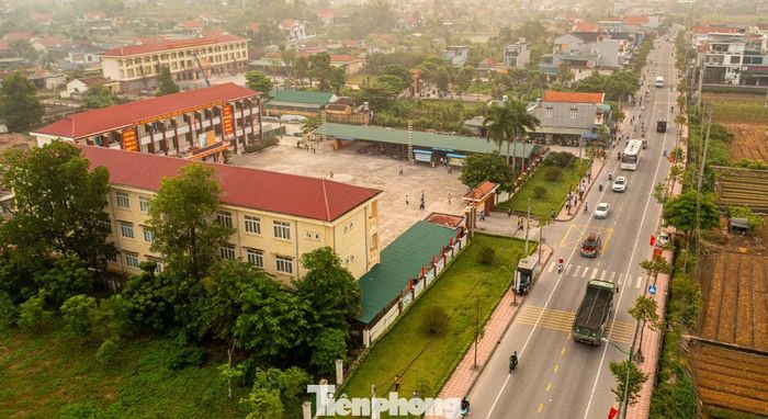  Trao đổi với PV Tiền Phong, chị Thu Hiền (khu Tiền An 2, phường Quảng Yên) cho biết con chị đang học Trường TH-THCS Tiền An và nhà chị cách trường khoảng 500 mét. Từ hôm khai giảng đến nay, chị phải sắp xếp dùng xe máy điện chở con đi học. "Xe tải nối đuôi nhau trong khi phương tiện trên đường này nhiều, nên tôi không yên tâm để con tự đến lớp. Mỗi buổi sáng, phải mất rất nhiều thời gian mới dám sang đường, nhiều hôm sợ con muộn học nên tôi chấp nhận đi ngược chiều để đưa cháu tới lớp cho kịp giờ học", chị Hiền chia sẻ. 