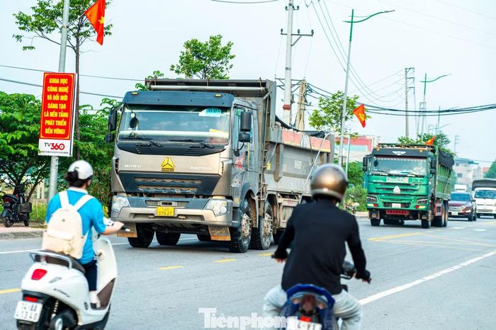  Ghi nhận của PV Tiền Phong, trong 3 ngày 7-9/9 những đoàn xe chở đất đá loại trọng tải lớn chạy nối đuôi nhau trên đường trong khoảng từ 6h đến 7h30 sáng. 