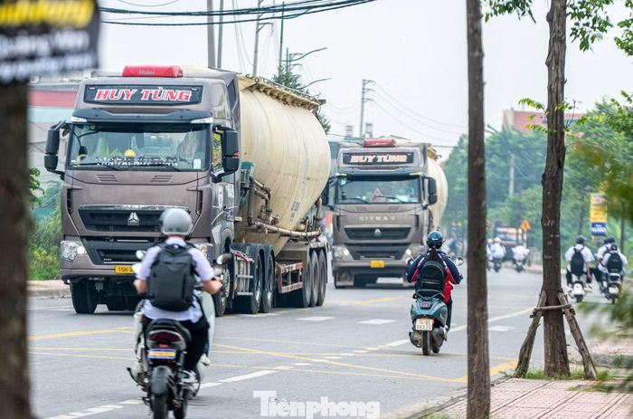 Ngoài ra, dù hai đầu tuyến đường 331B đã cắm biển báo cấm xe 4 trục trở lên đi vào, nhưng thực tế có rất nhiều xe container, xe chở hàng di chuyển vào tuyến đường này trong khung giờ học sinh đến trường.
