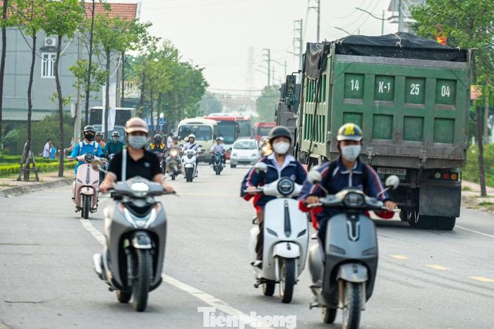  Một học sinh (giấu tên) đang học tại Trường THPT Quảng Yên cho biết những đoàn xe này thường phóng rất nhanh, có thời điểm đi theo đoàn từ 2 chiếc trở lên. 
