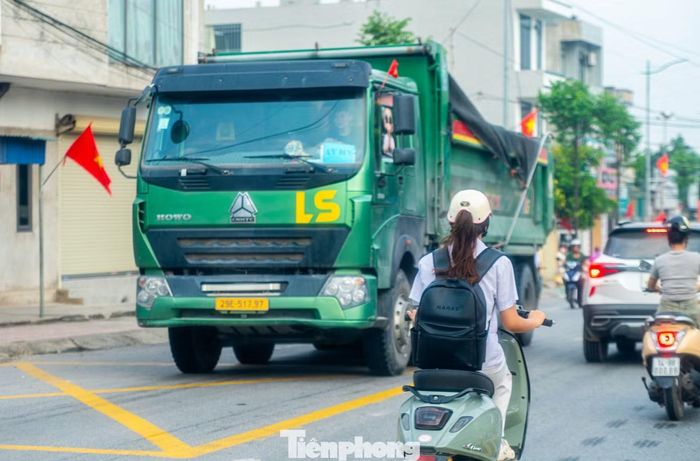 Trên đường 331B có 4 trường học, từ mầm non đến trung học phổ thông. Mỗi ngày, có hàng nghìn học sinh tự di chuyển hoặc được bố mẹ đưa tới trường trên tuyến đường này.