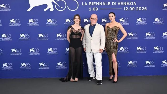 Đạo diễn Alex Gibney xuất hiện tại Venice cùng nhà báo công nghệ Zoë Schiffer (trái) và tình cũ của Elon Musk, Ashley St. Clair. Ảnh: Getty Images