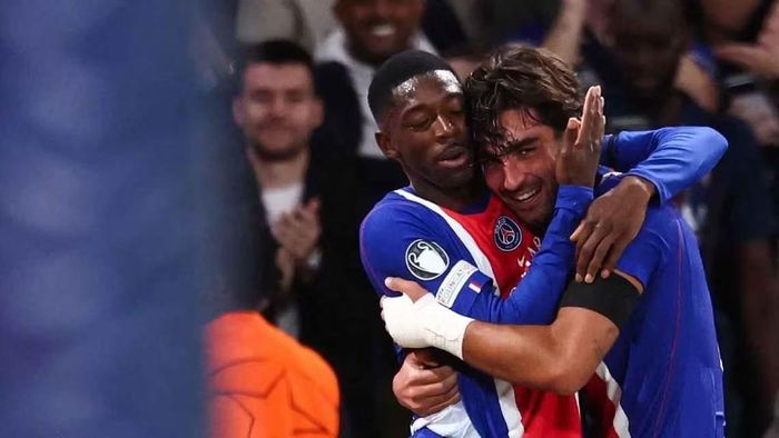Ousmane Dembele và Ferran Torres ăn mừng sau pha phối hợp ghi bàn.