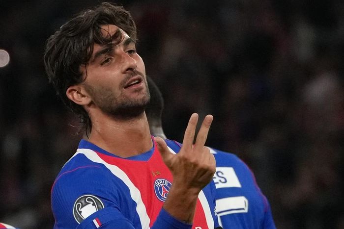 Ferran Torres ăn mừng bàn thắng thứ ba.