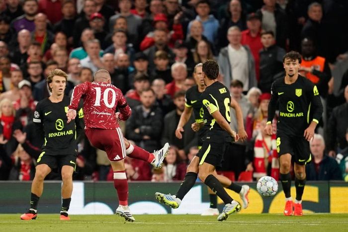 Mac Allister tung cú nã đại bác giúp Liverpool đánh bại Atletico Madrid.
