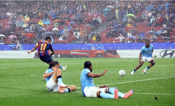 Raphinha nổi bật trong chiến thắng 5 sao của Barca