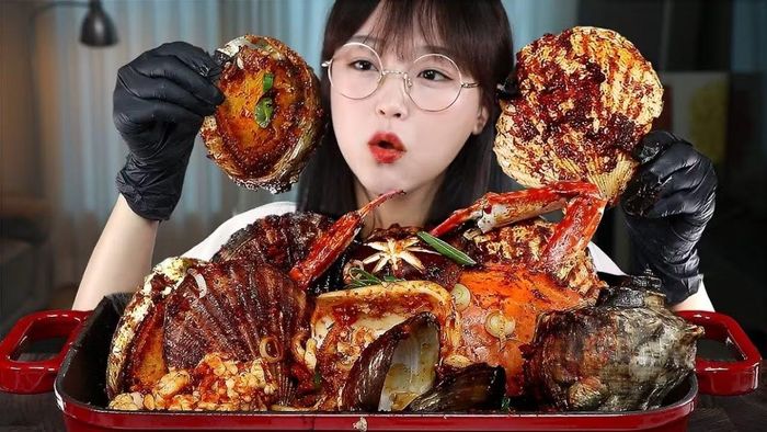 Nghề mukbang bắt nguồn từ Hàn Quốc và ngày càng được nhiều người theo đuổi.