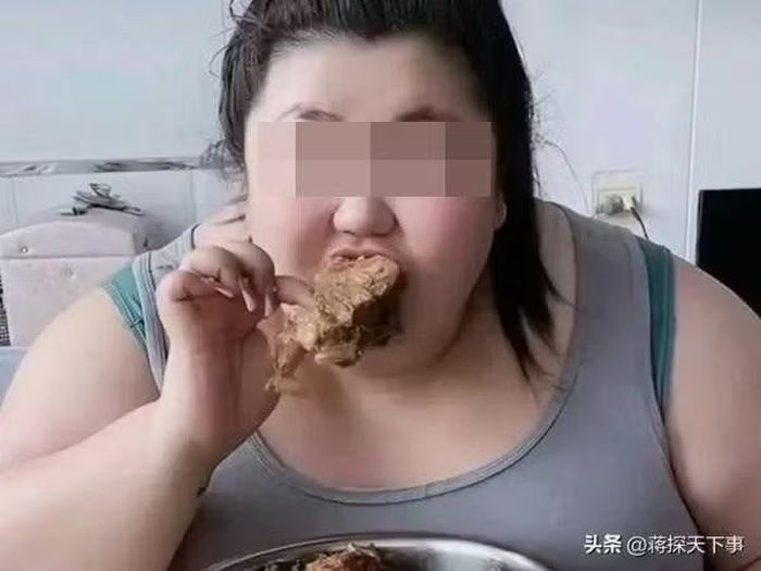Pan Xiaoting (phải) và Efecan Kültür đều qua đời ở tuổi 24 sau những màn ăn uống vô độ.
