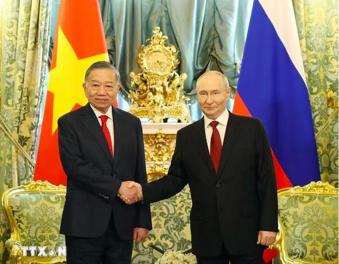 Tổng Bí thư, Chủ tịch nước Tô Lâm và Tổng thống Nga Vladimir Putin chụp ảnh chung trước hội đàm. Ảnh: TTXVN