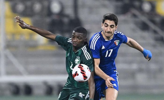 Talal Al-Qaisi (phải) là tiền đạo quan trọng của U23 Kuwait