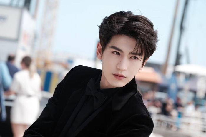  Trương Lăng Hách vươn lên nhờ Trục ngọc. Trương Lăng Hách vốn là ngôi sao được giới đầu tư o bế nhưng chưa có tác phẩm tiêu biểu. Đầu năm 2026, phim truyền hình Trục ngọc bùng nổ về số liệu, danh tiếng, lượt xem trung bình đạt hơn 80 triệu view/tập, cao nhất trong 3 năm qua. Dù vẫn còn những tranh cãi, nhưng không thể phủ nhận Trục ngọc đã giúp Trương Lăng Hách trở thành sao nam lứa sinh sau năm 1995 đầu tiên có phim phá 10.000 điểm trên 3 nền tảng lớn, doanh số tạp chí vượt mốc 10 triệu NDT. 