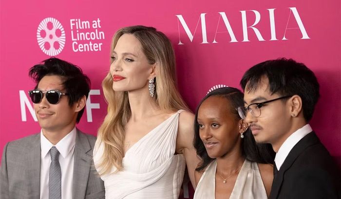 Maddox, Pax Thiên và Zahara chụp ảnh cùng mẹ trong buổi ra mắt phim Maria. Ảnh: WireImage.