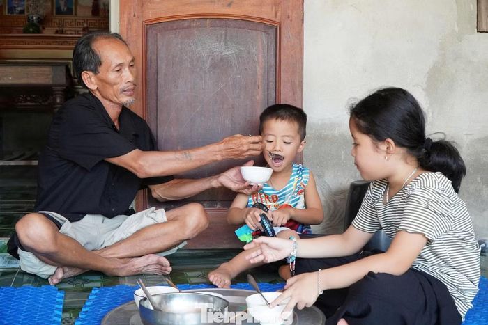 Ở quê nhà, ông Hoàng Sỹ Quý thay con gái chăm sóc 2 cháu thơ dại. (Ảnh: Phương Thảo).