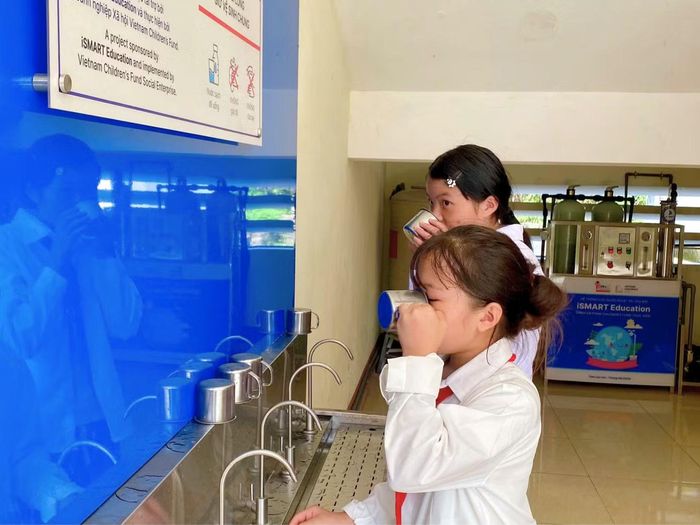  Hệ thống lọc RO với công suất 150 lít/giờ mang đến nguồn nước uống trực tiếp, an toàn cho các em học sinh ngay tại khuôn viên trường. 