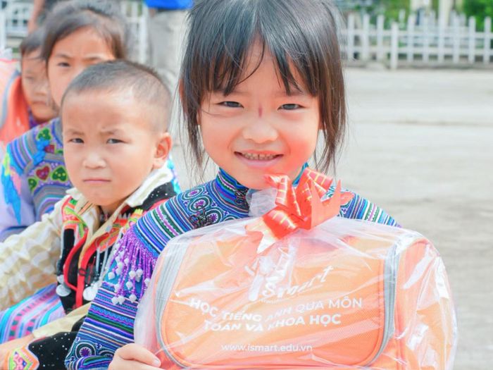  Niềm vui của một em học sinh vùng cao khi nhận được phần quà thiết thực nhân dịp khánh thành dự án và chào đón năm học mới 