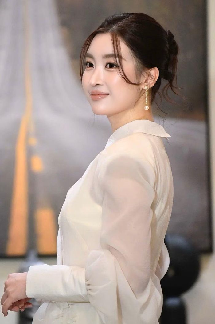 Hoa hậu Việt Nam 2016 ghi điểm với gu thời trang thanh lịch. Cô mặc bộ váy trắng kín đáo, búi tóc sang trọng. Sau khi kết hôn và sinh con, Đỗ Mỹ Linh tập trung chăm sóc gia đình.