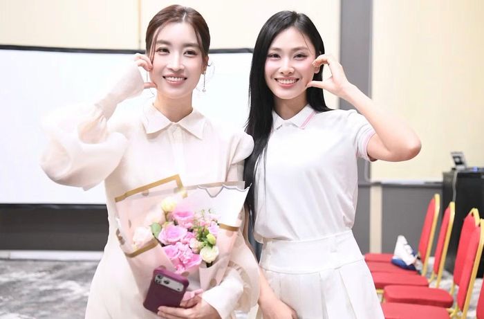 Đỗ Mỹ Linh chia sẻ bí quyết để trả lời phỏng vấn báo chí, truyền thông. Cô tiết lộ những lúc rảnh rỗi sẽ tự nói chuyện với chính mình. Cô tìm đọc những bài phỏng vấn của các hoa hậu, á hậu tiền nhiệm trên mạng, sau đó tự đặt câu hỏi và tập trả lời. Việc tự luyện tập giúp cô hình thành phản xạ trước những câu hỏi bất ngờ.