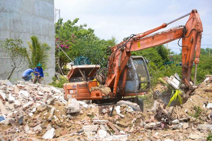 Hiện máy móc, thiết bị cùng công nhân được huy động để triển khai các hạng mục.