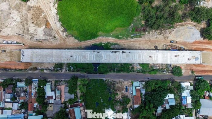 Đại diện Ban Quản lý dự án đầu tư xây dựng các công trình giao thông và nông nghiệp Đà Nẵng cho biết, đến nay, công tác giải phóng mặt bằng cơ bản hoàn tất. Các hộ dân đã bàn giao mặt bằng, di dời, tạo điều kiện thuận lợi để nhà thầu đẩy nhanh tiến độ thi công.