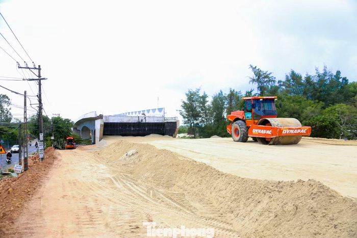 Nền đường dẫn phía bờ đông cầu đang được khẩn trương thi công.