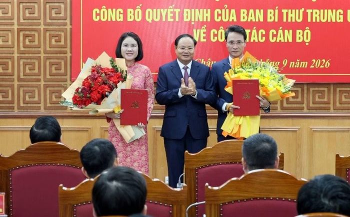 Ông Lê Minh Ngân - Bí thư Tỉnh ủy, Chủ tịch HĐND tỉnh trao quyết định của Ban Bí thư và chúc mừng các ông Hà Trọng Hải và bà Đào Thị Lan Anh. Ảnh: Báo và PTTH Lai Châu