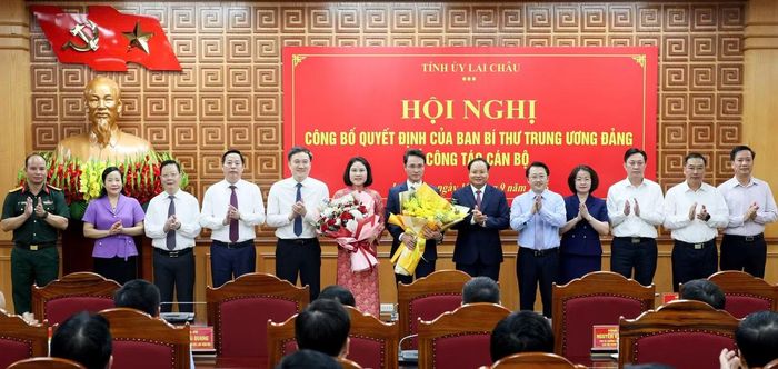 Tập thể Ban Thường vụ Tỉnh uỷ Lai Châu chúc mừng hai tân Uỷ viên Ban Thường vụ.