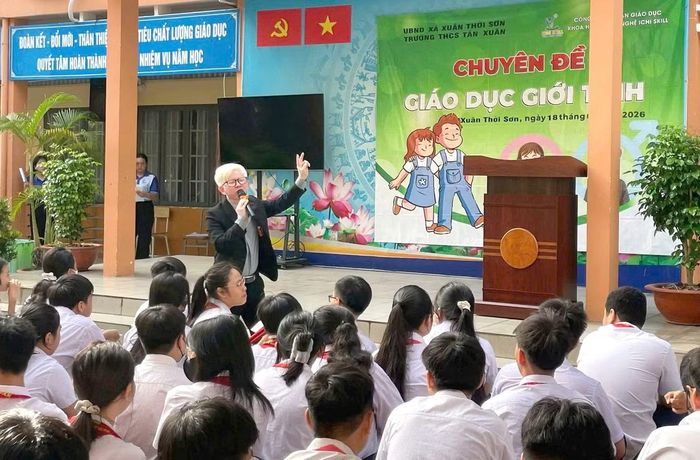 Anh Long tham gia chia sẻ kiến thức, kỹ năng cho học sinh sinh viên. Ảnh: NVCC