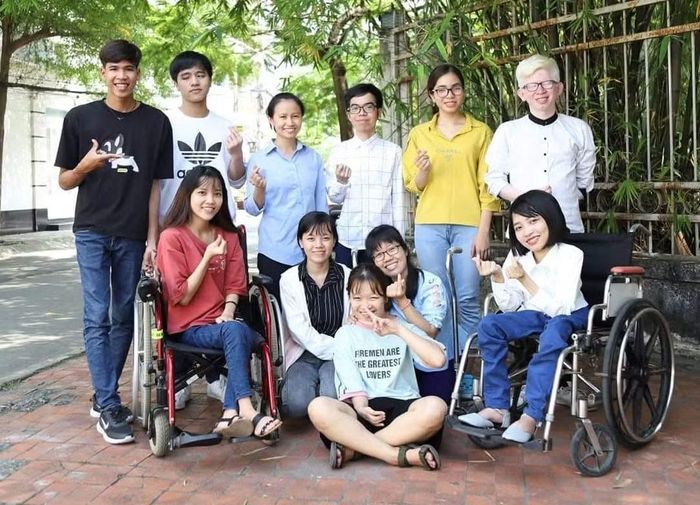 Anh Long (ngoài cùng bên phải, hàng thứ 2) duy trì hoạt động cộng đồng dành cho những người cần hỗ trợ về tâm lý. Ảnh: NVCC