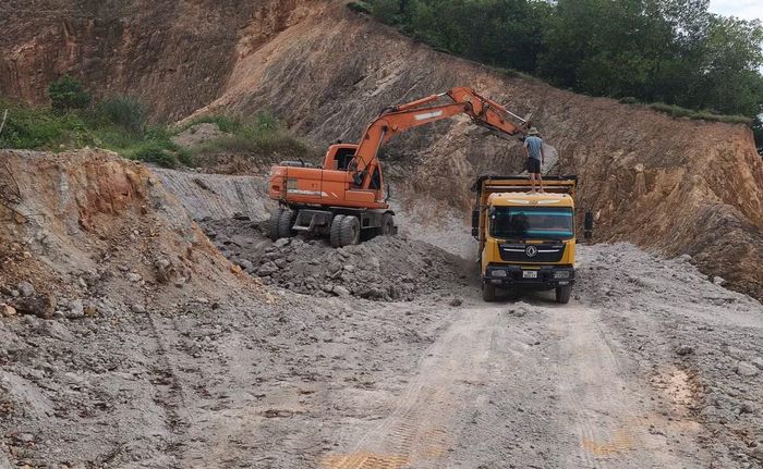 Xe cẩu múc chất thải bị đổ trộm, hoàn trả mặt bằng sạch cho khu vực