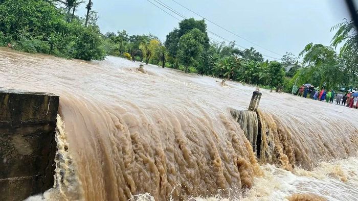 Mưa lớn khiến nước qua cầu tràn Buôn Dlung, xã Ea Drông, dâng cao. Ảnh: Nguyễn Cường