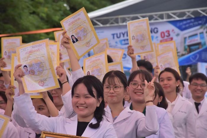 Các bác sĩ trẻ đăng ký về công tác trạm y tế.