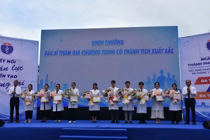 Lãnh đạo Sở Y tế TPHCM trao khen thương bác sĩ tham gia chương trình có thành tích xuất sắc.