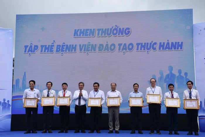 Ông Nguyễn Phước Lộc - Phó Bí thư Thành ủy TPHCM trao khen thưởng tập thể bệnh viện đào tạo thực hành.