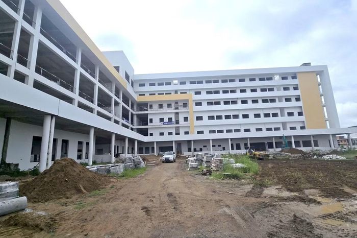 Một số hạng mục của Bệnh viện Ung bướu Cần Thơ đã đạt khối lượng cao, trong đó sơn lót bên ngoài khoảng 80%. Ảnh: Nhật Huy