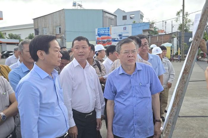 Bí thư Thành ủy và Chủ tịch UBND TP. Cần Thơ kiểm tra tiến độ Dự án mở rộng Quốc lộ 91. Ảnh: Nhật Huy.